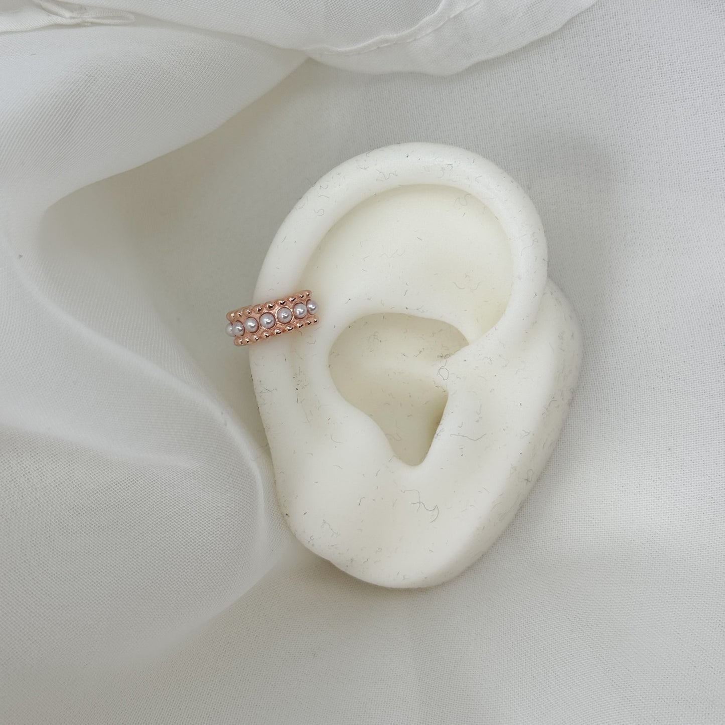 Earcuff puntinato con fila di perle centrale - Lumiere Bijoux