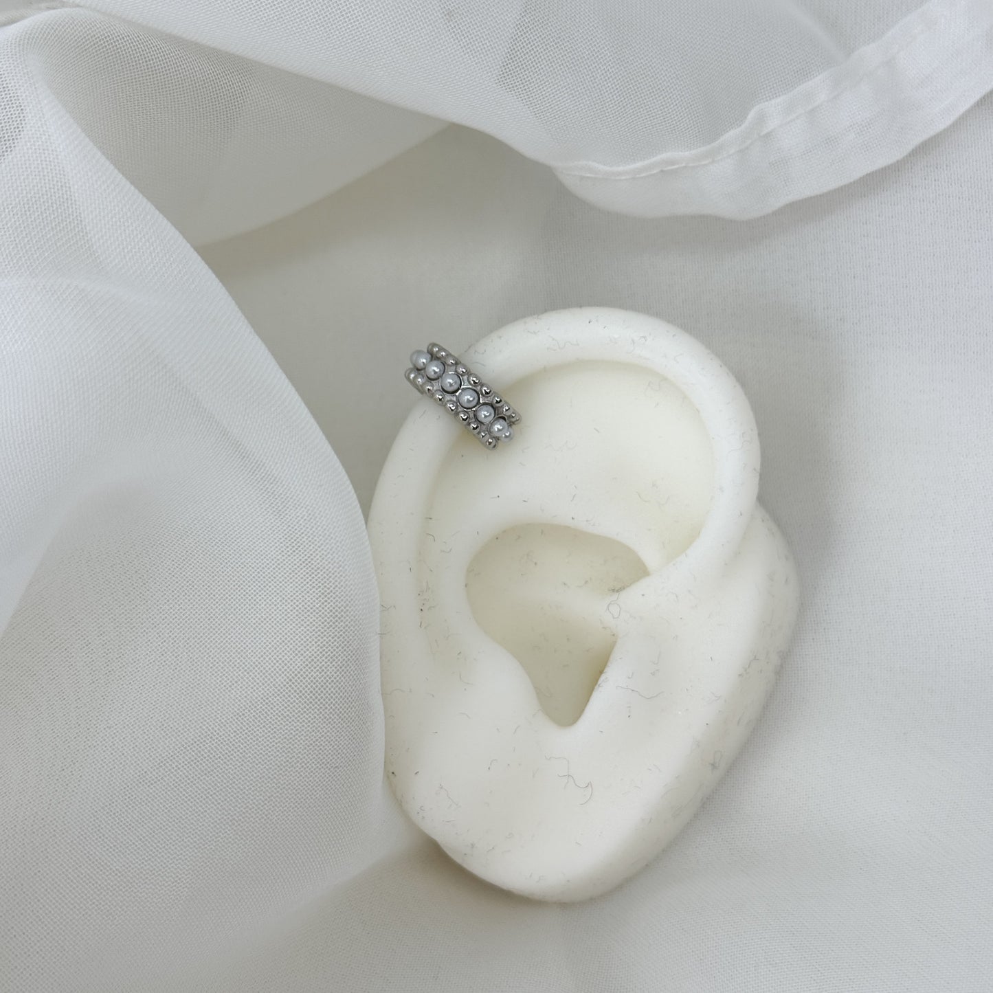 Earcuff puntinato con fila di perle centrale - Lumiere Bijoux