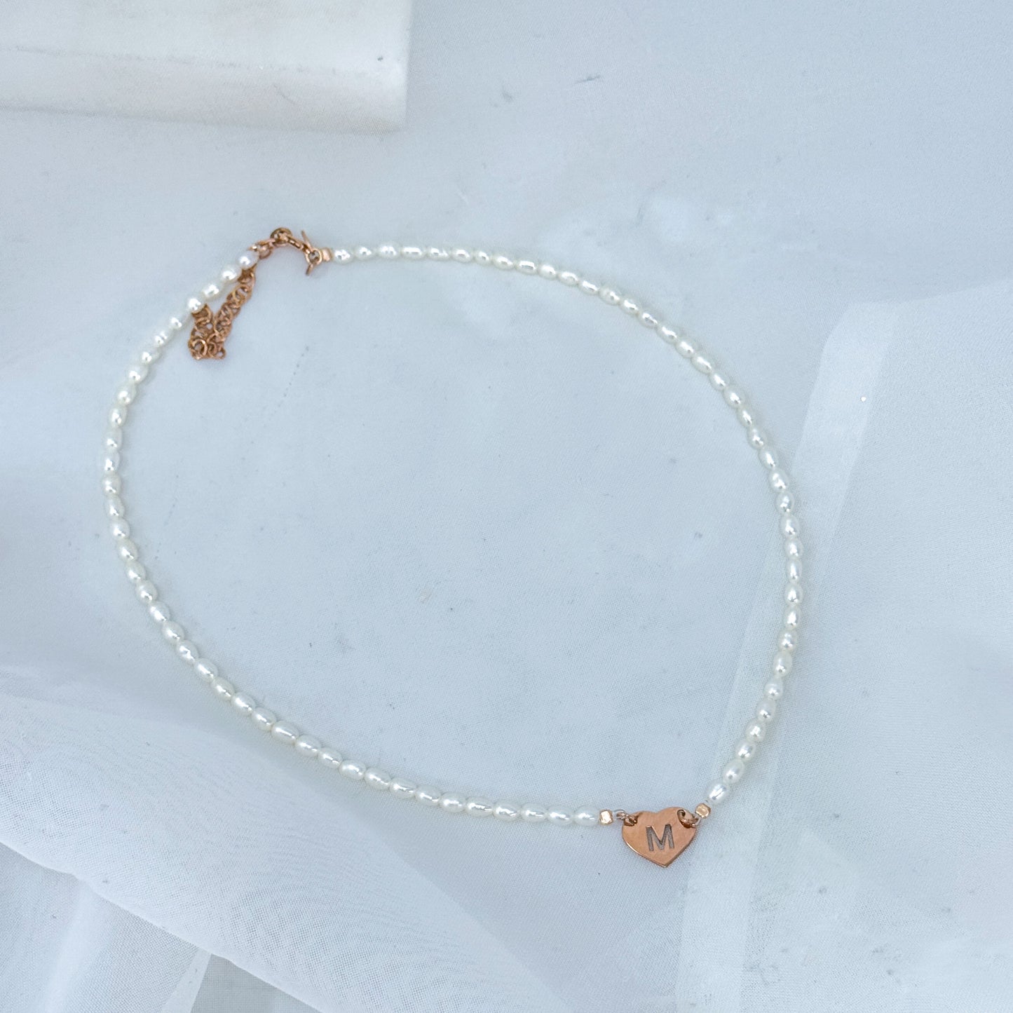 Collana choker perle risino diametro 0.4 mm con cuore in linea da 1.2 mm con iniziale traforato a tua scelta - 35 cm - Lumiere Bijoux