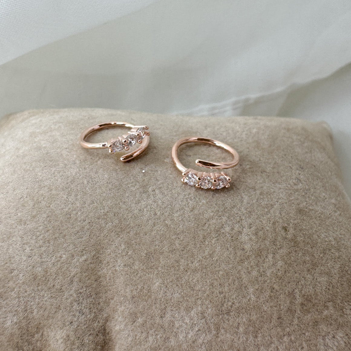 Coppia micro orecchini spirale tris zirconi - Lumiere Bijoux