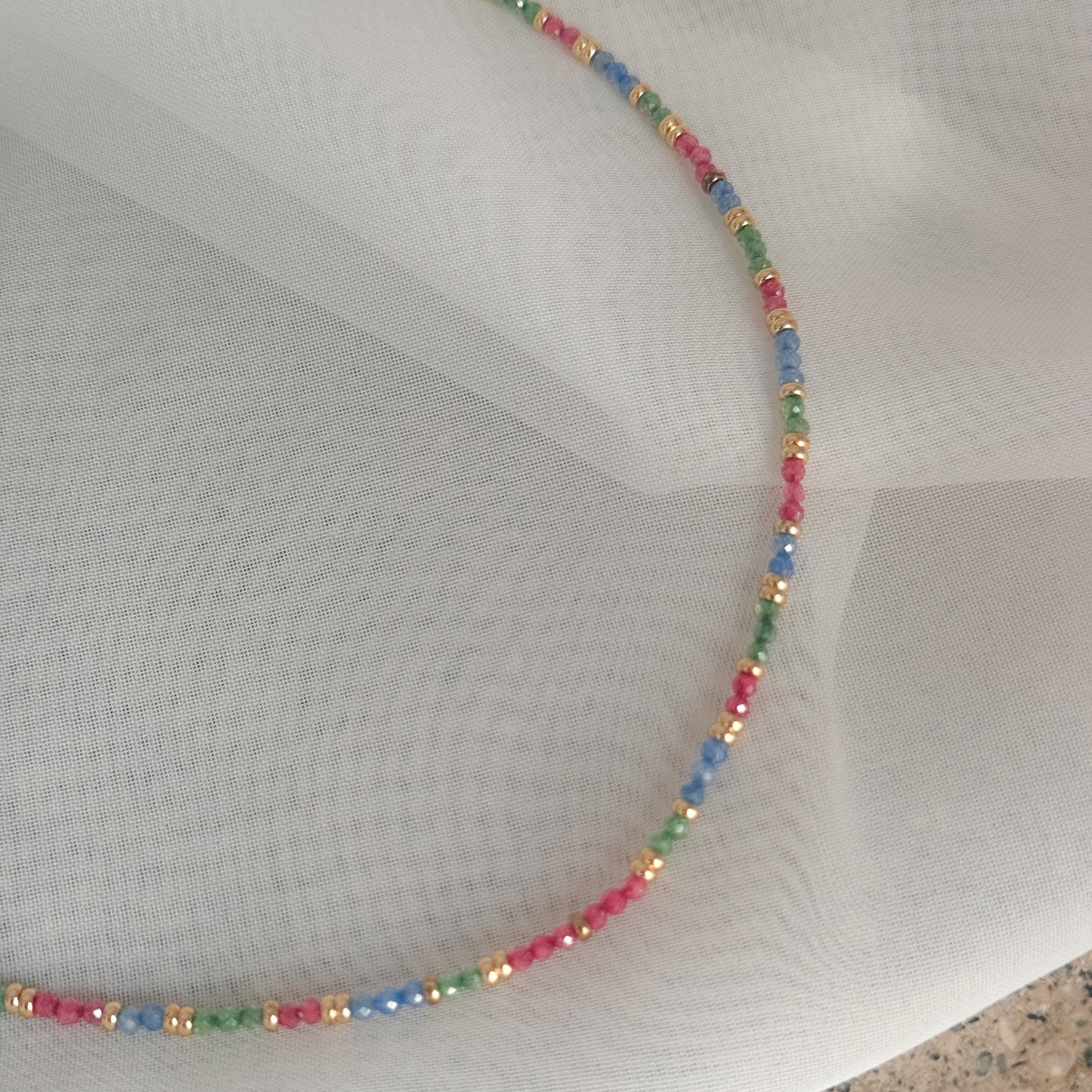 Collana multicolore con cristalli da 0.2 mm e pepite oro in ottone - Lumiere Bijoux