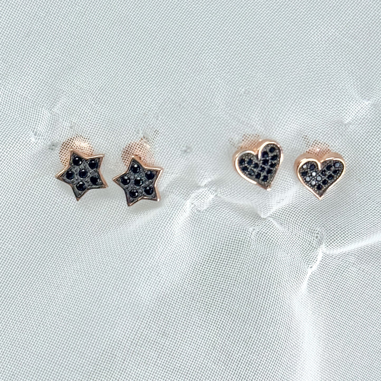 Orecchini a lobo base rosé e rutenio con zirconi neri a forma di cuore o stella - Lumiere Bijoux