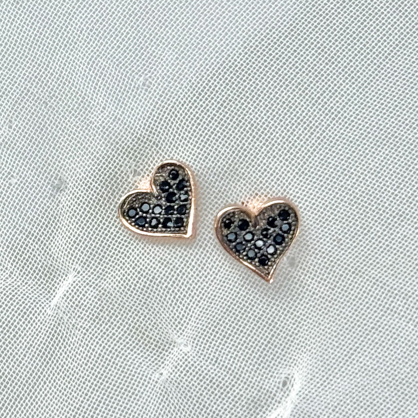 Orecchini a lobo base rosé e rutenio con zirconi neri a forma di cuore o stella - Lumiere Bijoux