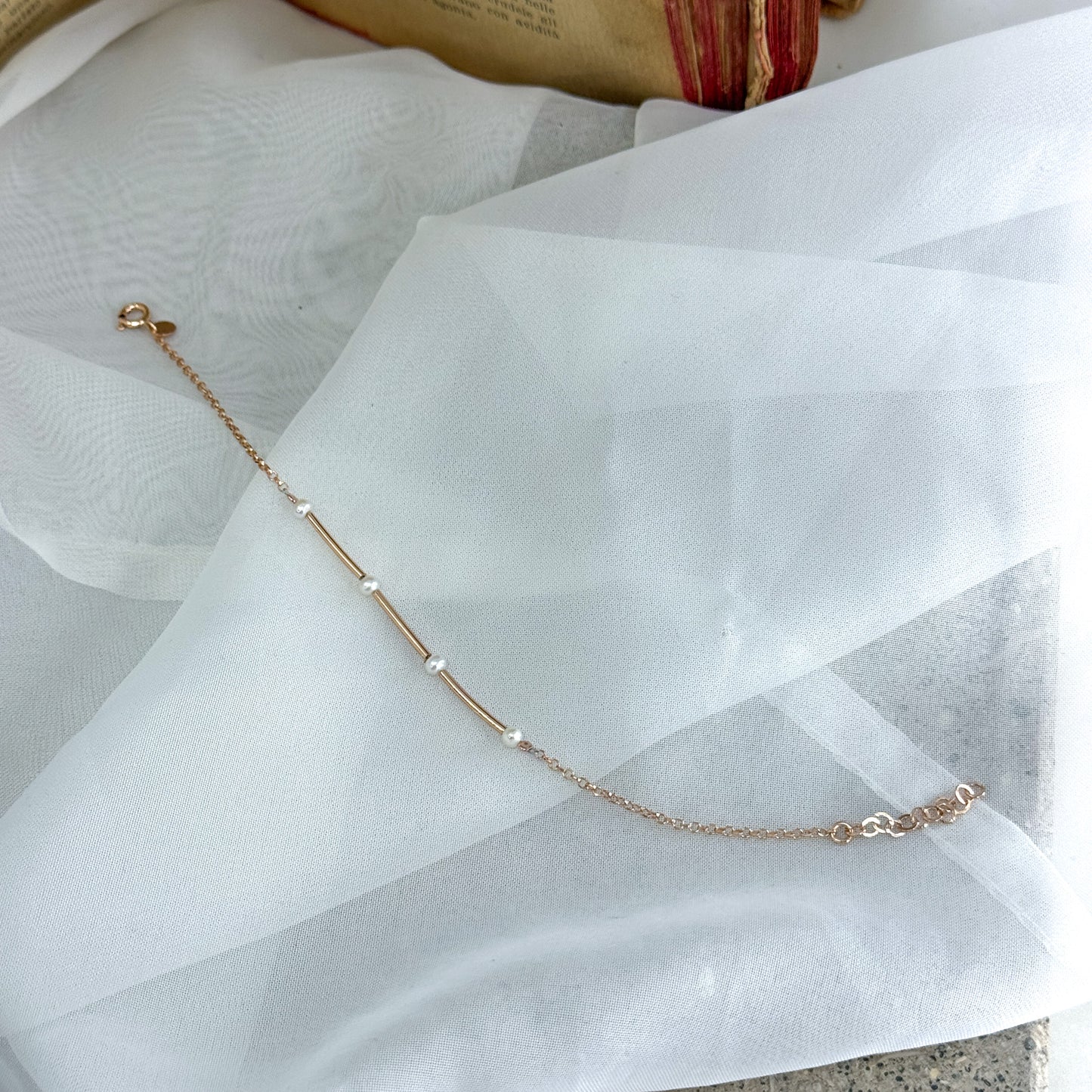 Bracciale con tubetti rosé alternati da microperle bianche - Lumiere Bijoux