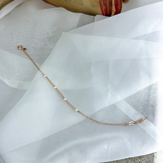 Bracciale con tubetti rosé alternati da microperle bianche - Lumiere Bijoux