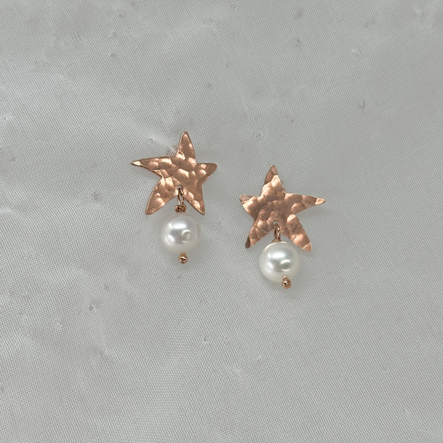 Coppia orecchini lobo stelle irregolari battute satinate con perla bianca pendente - Lumiere Bijoux