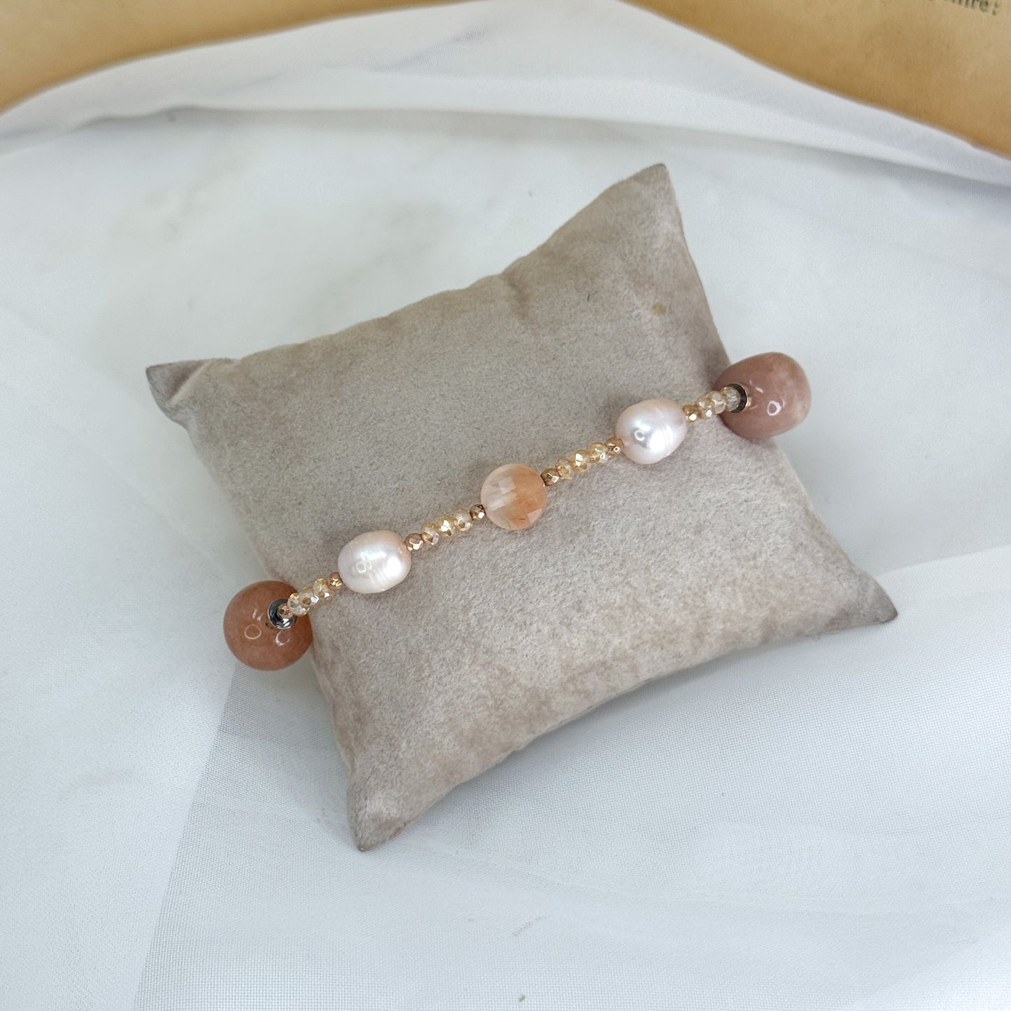 Bracciale elastico con pietra di luna cristalli e perle ovali champagne - Lumiere Bijoux