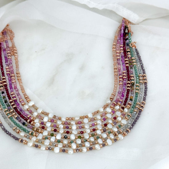 Collana NEREA cm 35 in cristalli multicolore con 8 perle bianche alternate da pepite in argento rosé - Lumiere Bijoux