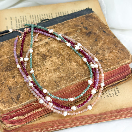 Collana GAIA cm 35 cristalli multicolore alternati da perle e pepite argento rosé - Lumiere Bijoux