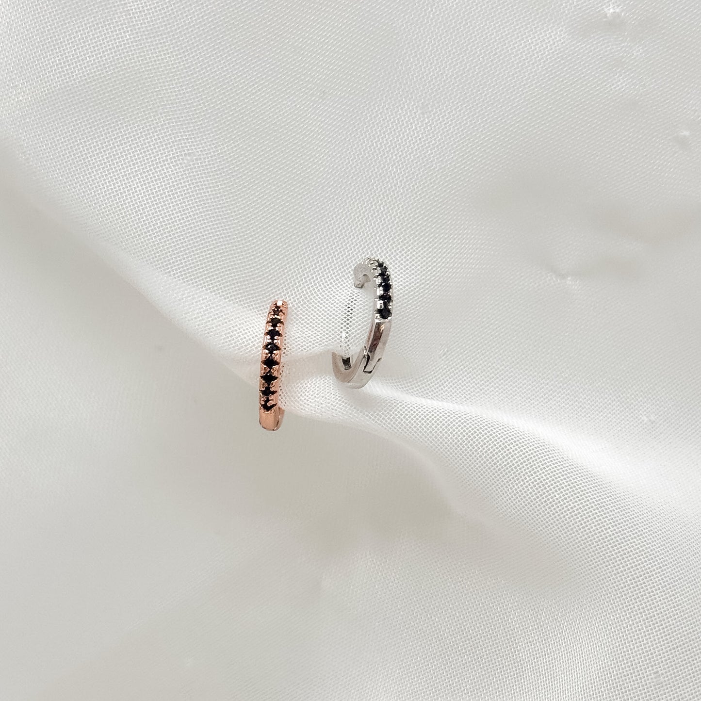 Orecchino singolo cerchietto zirconi neri 1.2 cm