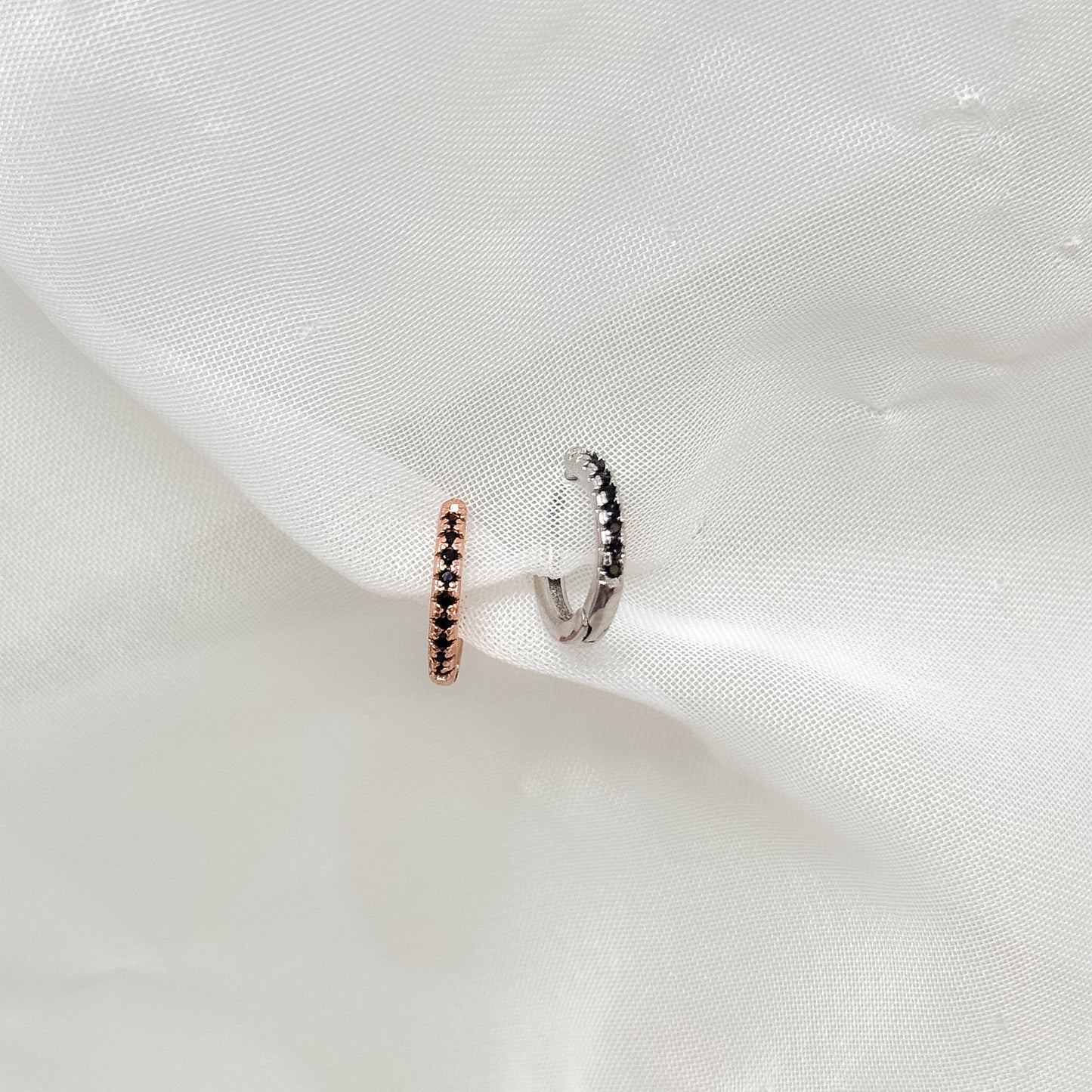Orecchino singolo cerchietto zirconi neri 1.2 cm
