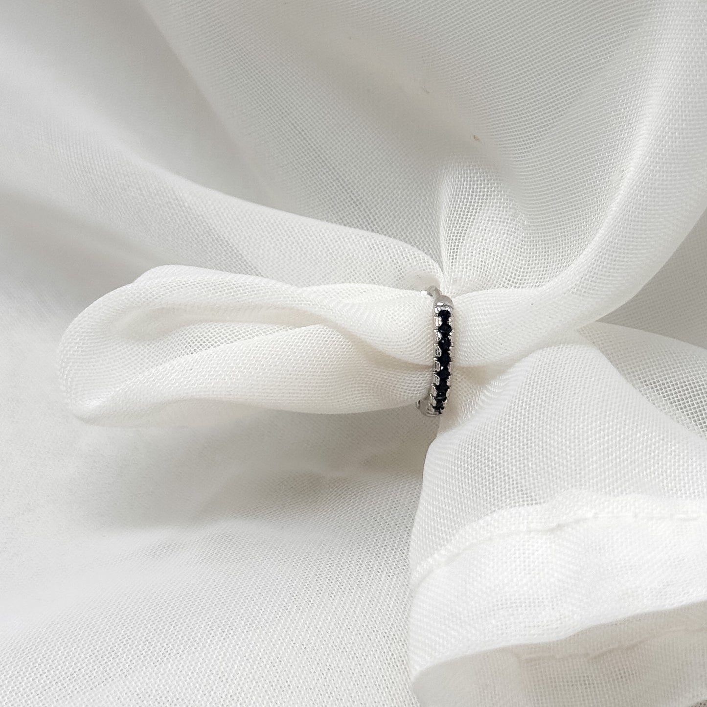 Orecchino singolo cerchietto zirconi neri 1.2 cm