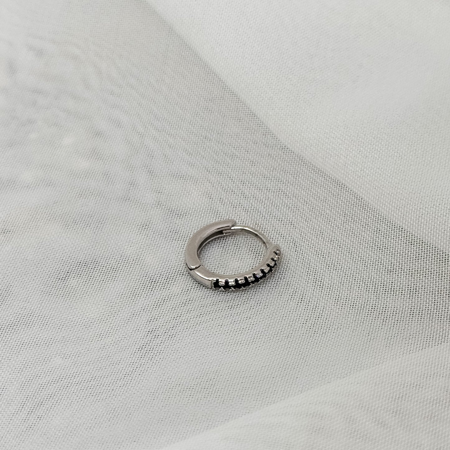 Orecchino singolo cerchietto zirconi neri 1.2 cm