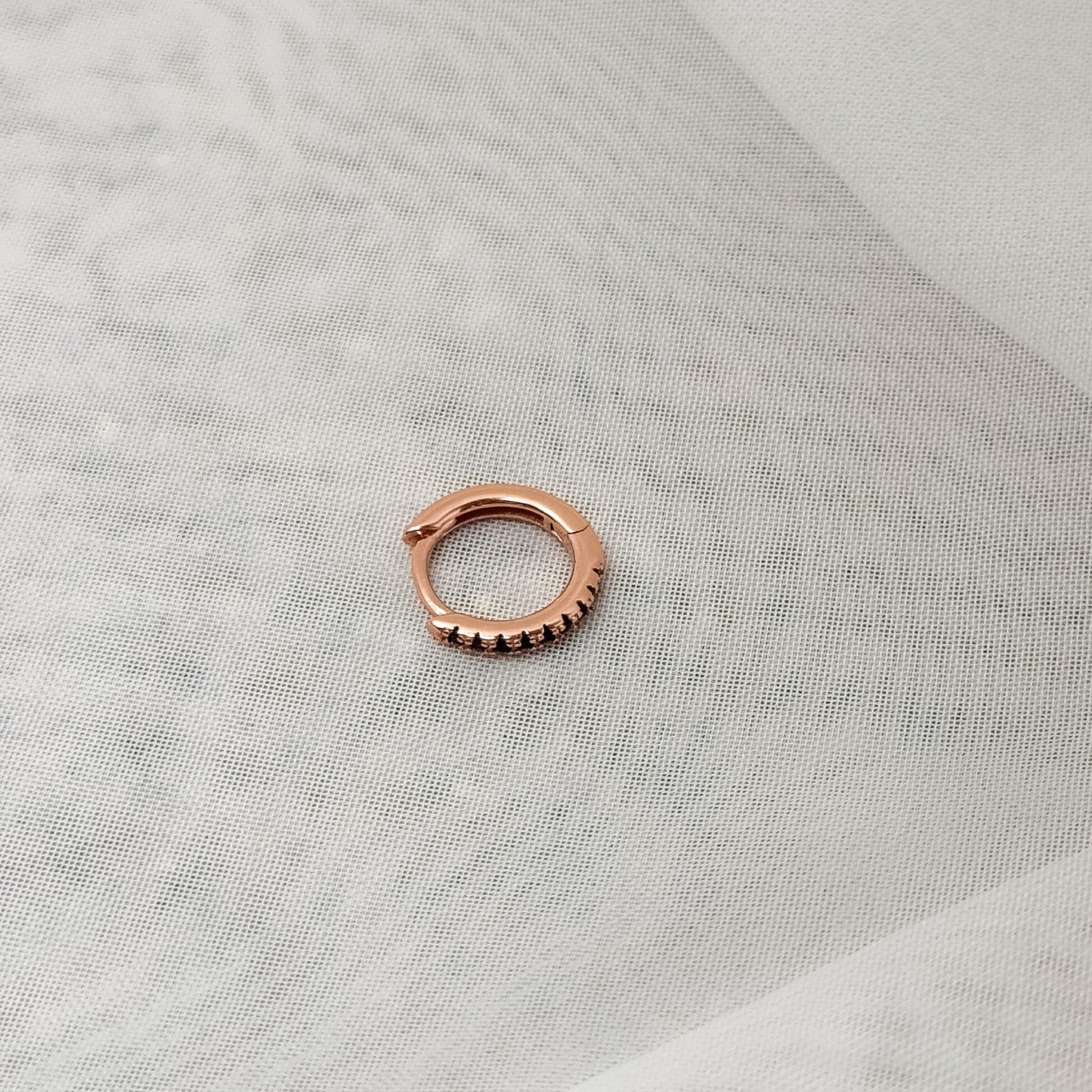 Orecchino singolo cerchietto zirconi neri 1.2 cm