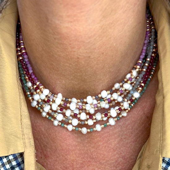 Collana NEREA cm 35 in cristalli multicolore con 8 perle bianche alternate da pepite in argento rosé - Lumiere Bijoux