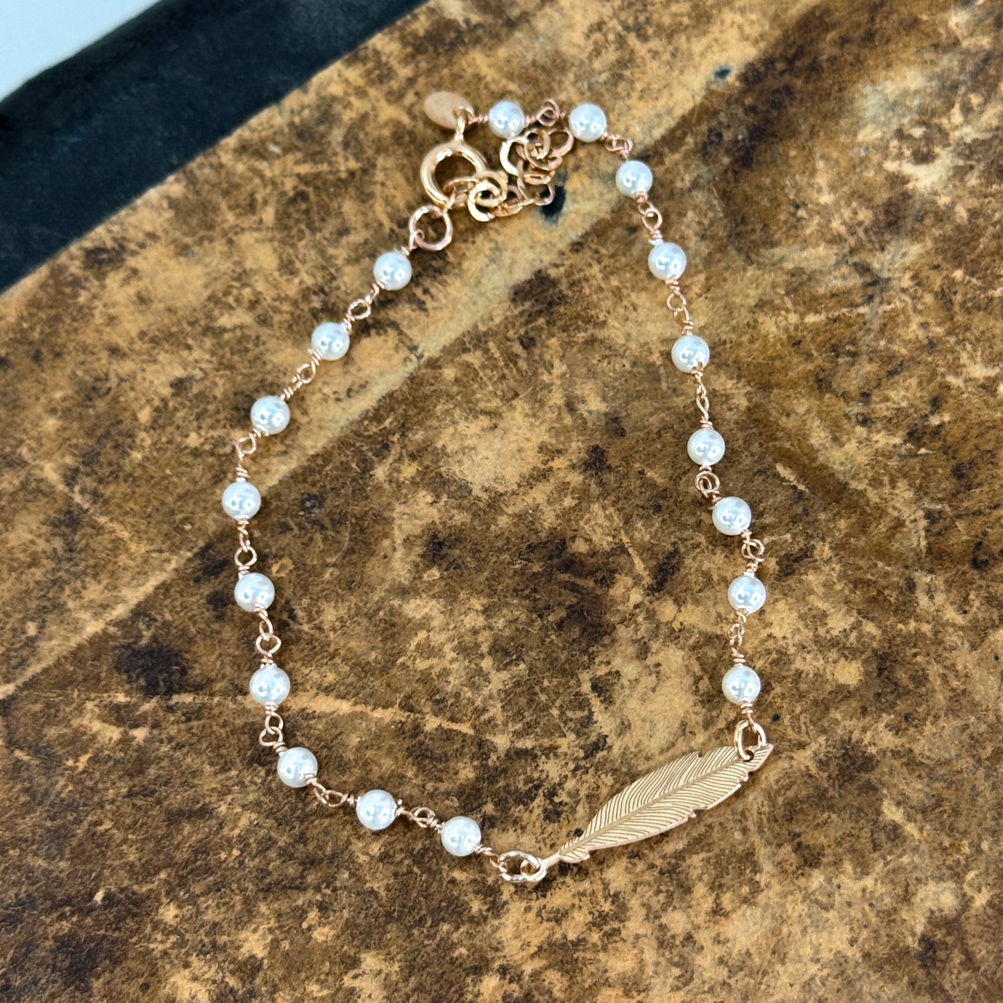 Bracciale rado perle con soggetto piuma in linea - Lumiere Bijoux