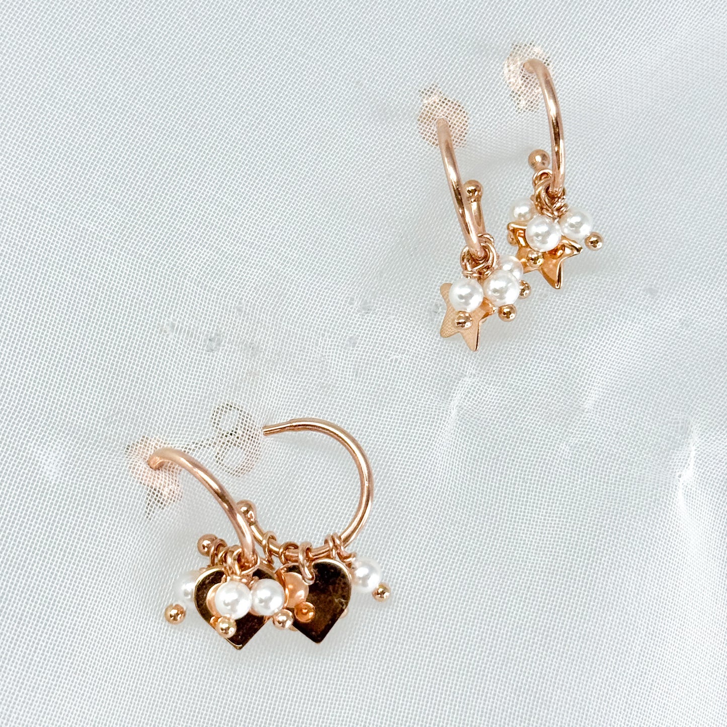 Coppia semicerchi da 1 cm con perle bianche pendenti e stella o cuore da 0,8 mm rosé - Lumiere Bijoux