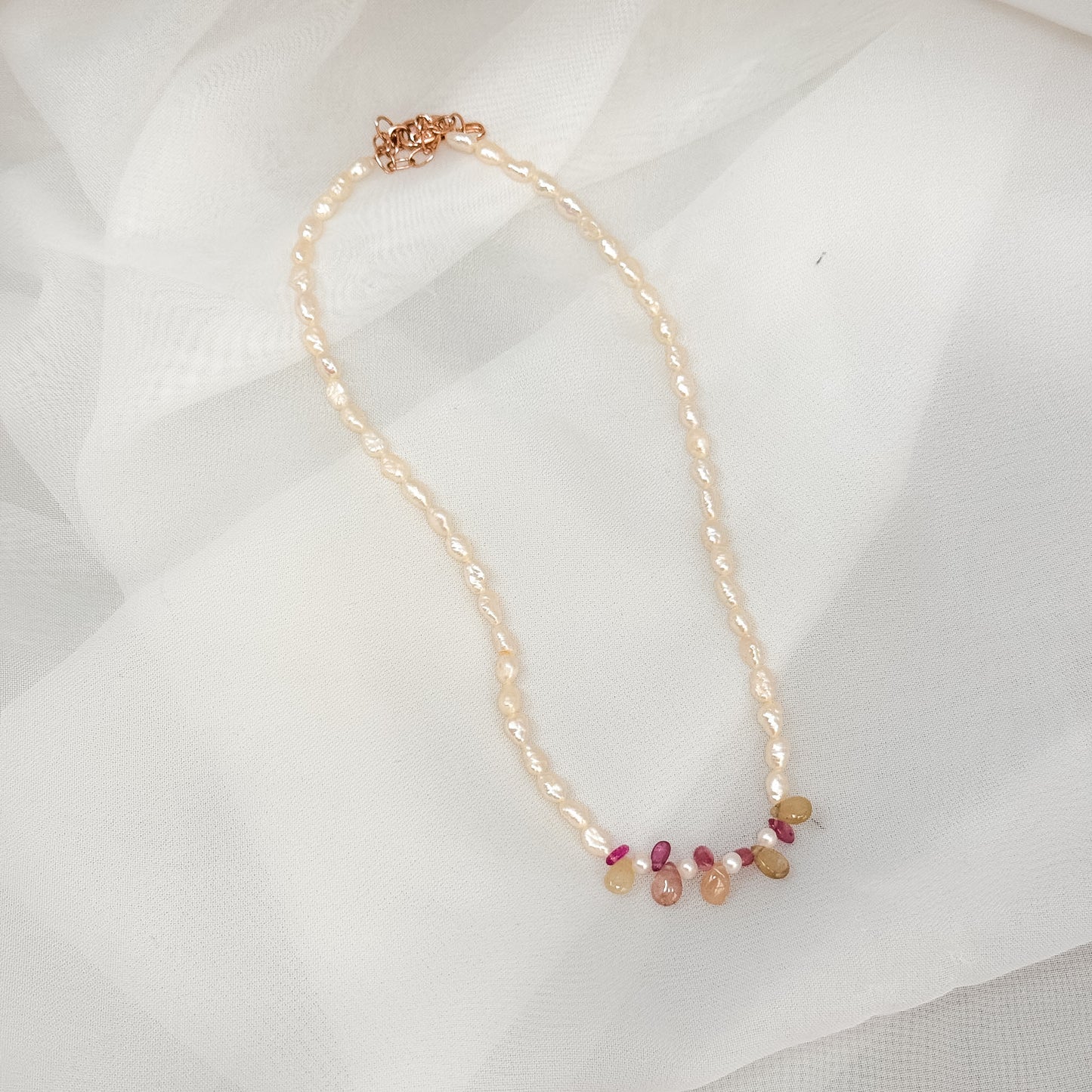 Collana perle risino bianche e zaffiri rosa e verdi - PU107