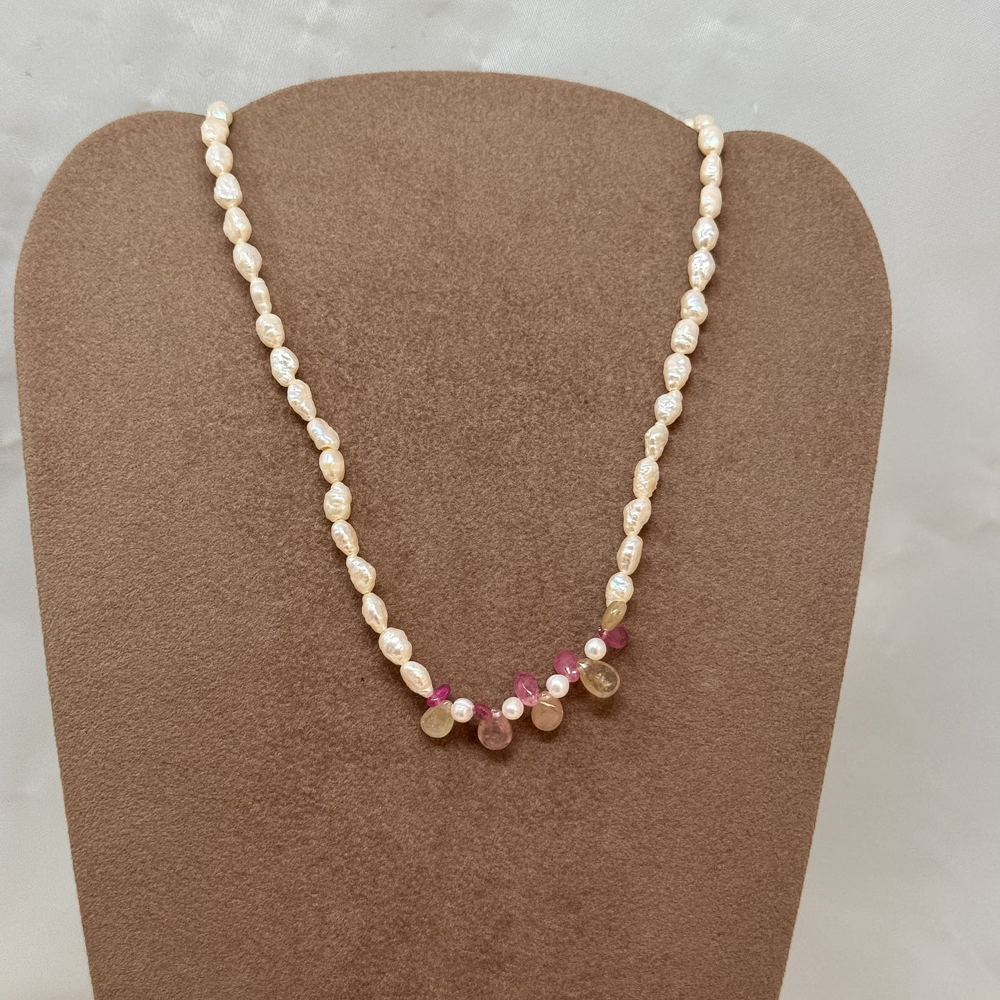Collana perle risino bianche e zaffiri rosa e verdi - PU107