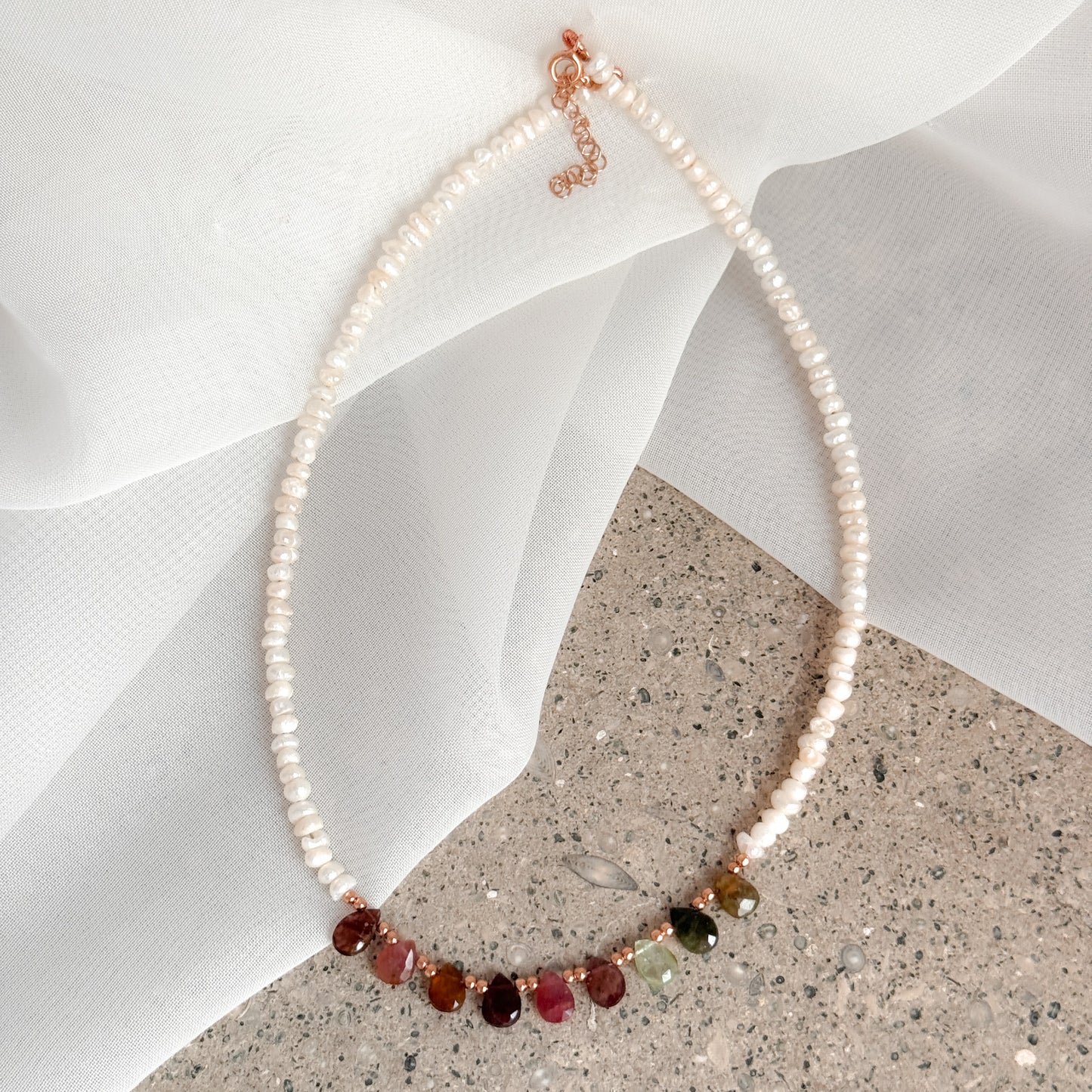 Collana PANAREA con perle conchiglia irregolari e pietre tormalina multicolore cm 36