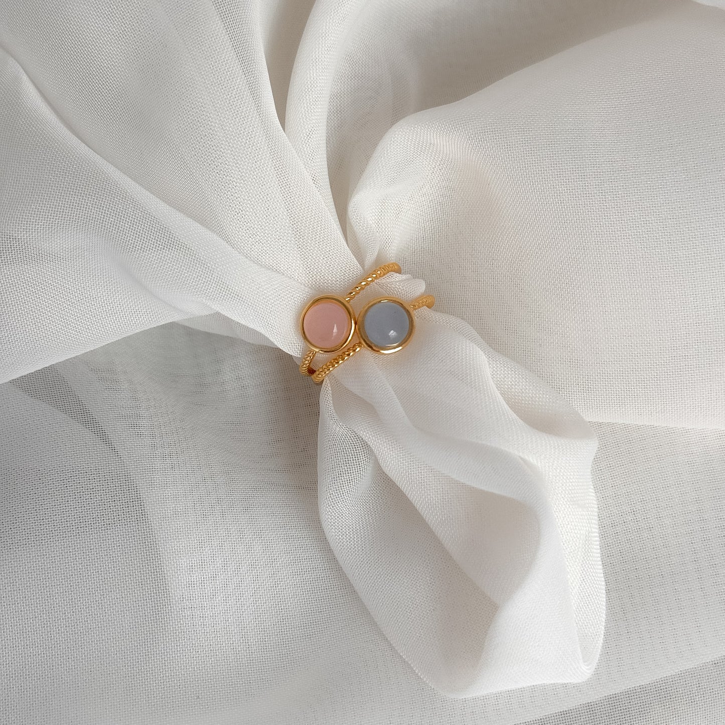 Anello regolabile pietra rosa o polvere base dorato - Lumiere Bijoux