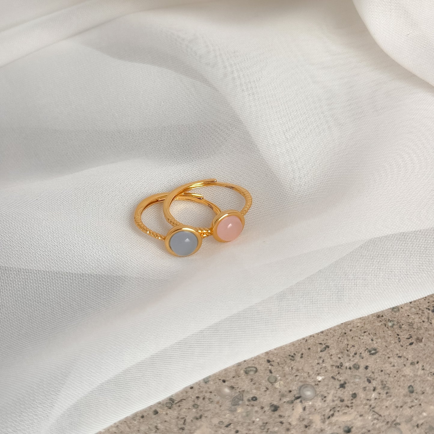 Anello regolabile pietra rosa o polvere base dorato - Lumiere Bijoux