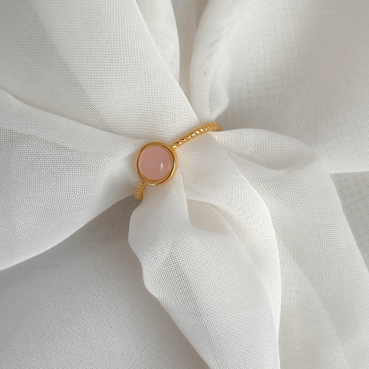 Anello regolabile pietra rosa o polvere base dorato - Lumiere Bijoux