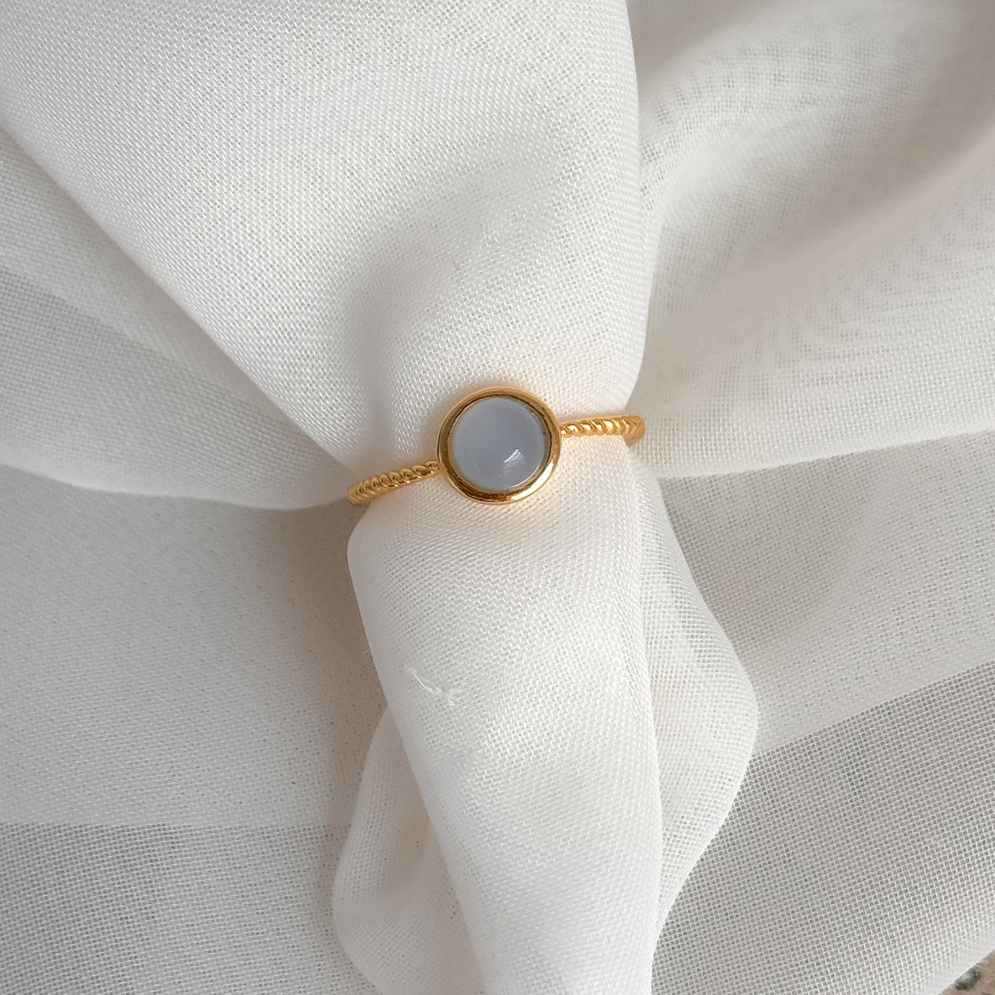 Anello regolabile pietra rosa o polvere base dorato - Lumiere Bijoux