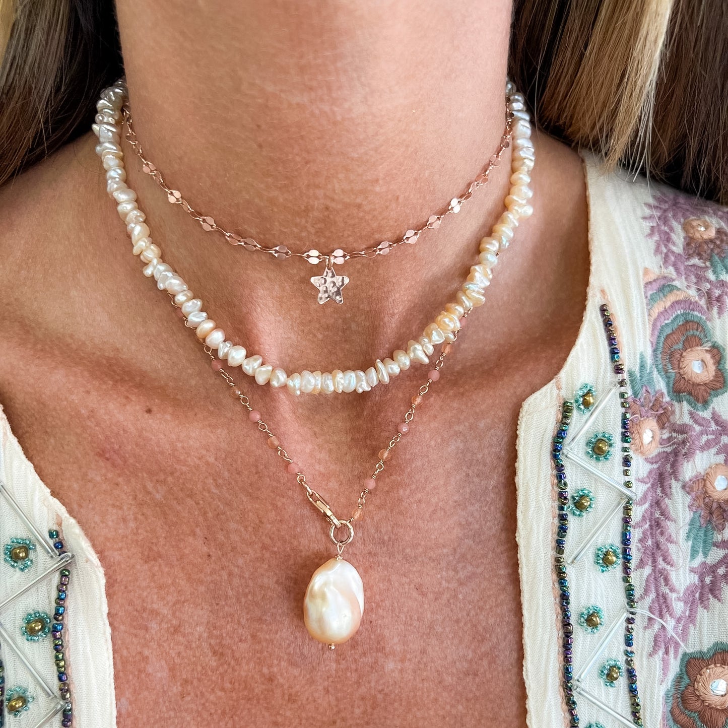 Collana lunga trasformabile cristalli pesca con perla barocca rosa pendente e catena ovali specchiati e stella battuta - Argento 925 rosé Pezzo unico - Lumiere Bijoux