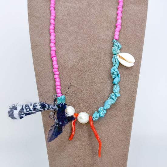 Collana Mykonos in pietre miyuki fucsia, turchesi, perle e bastoncini di corallo e bandana