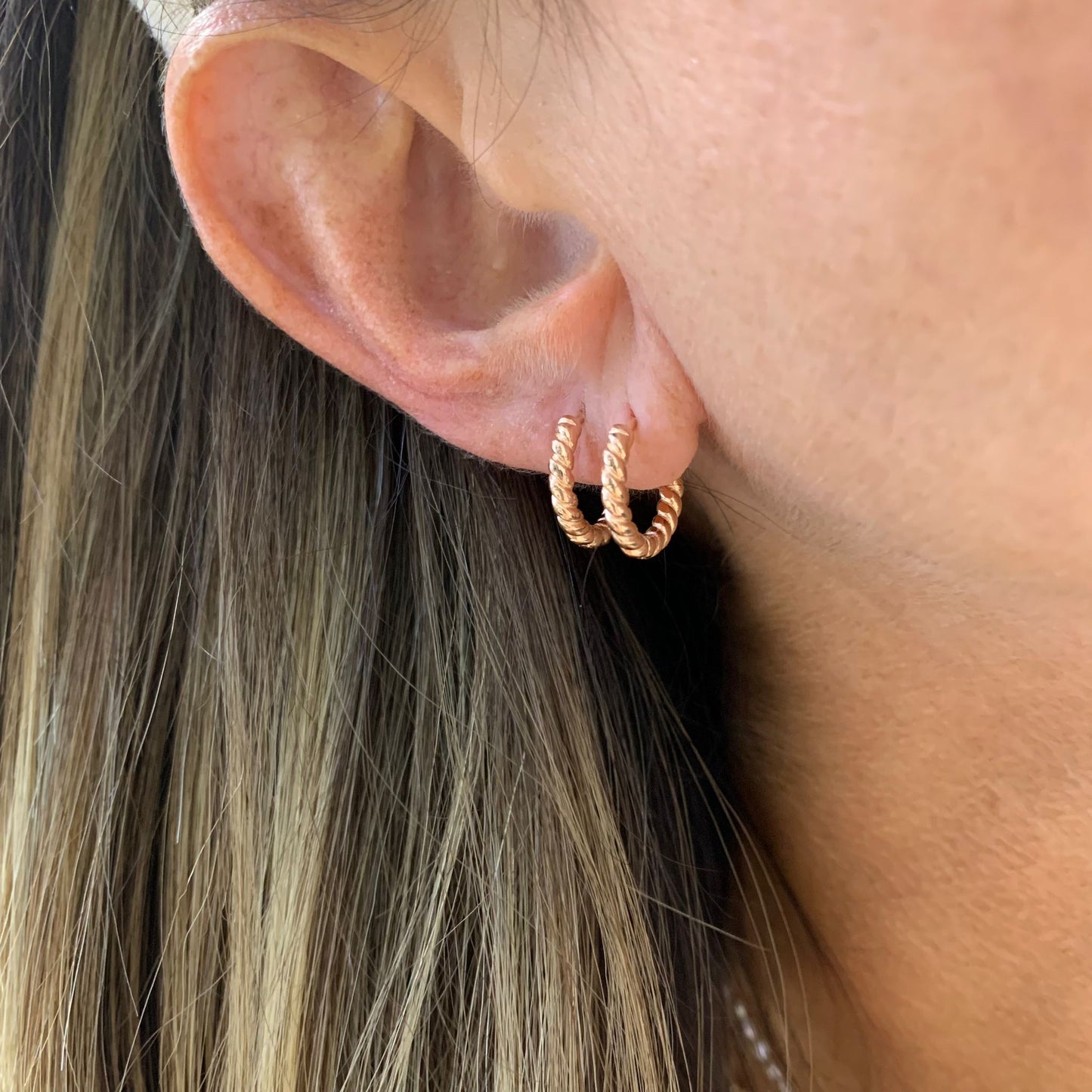 Orecchini a cerchio spessi in oro rosa 2.5 cm - di Noci Orecchini a cerchio spessi in oro rosa 2.5 cm - di Noci