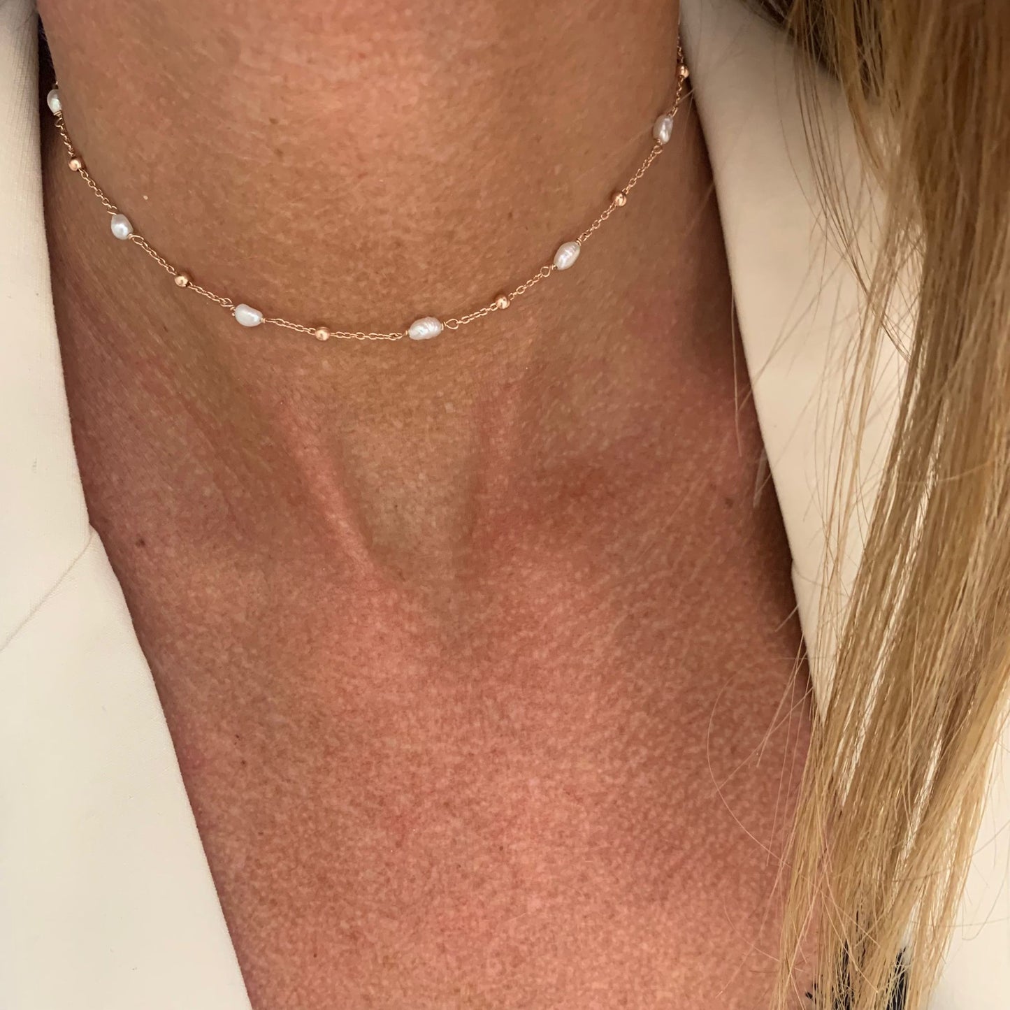 Collana micro perle risino irregolari bianche alternate a sfere rose cm 33 - Lumiere Bijoux