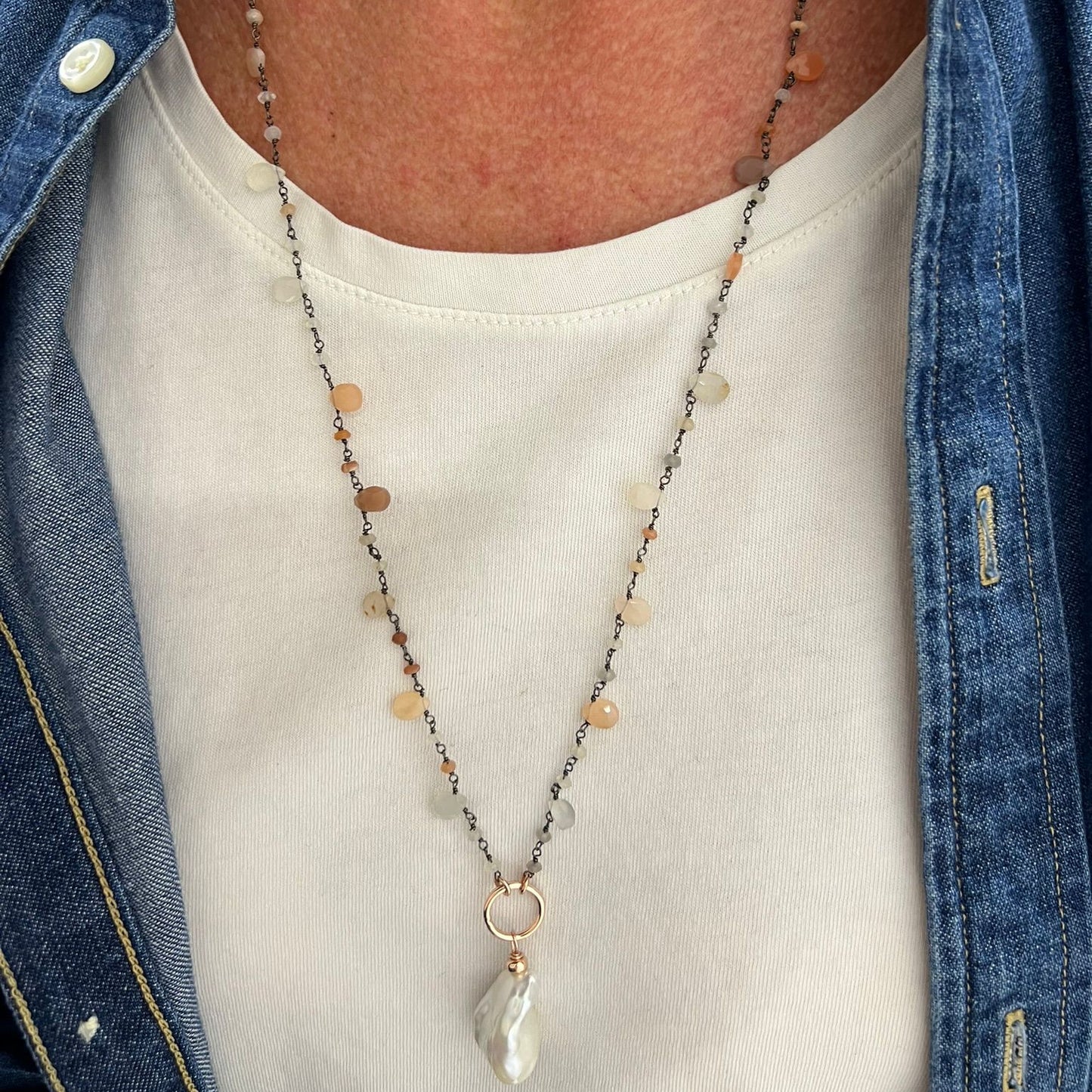 Collana lunga cm 70 con gocce di pietra di luna base rutenio e maxi perla barocca pendente - Lumiere Bijoux