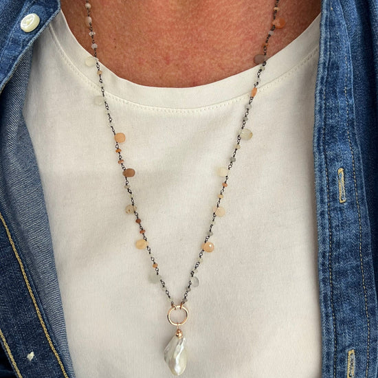 Collana lunga cm 70 con gocce di pietra di luna base rutenio e maxi perla barocca pendente - Lumiere Bijoux