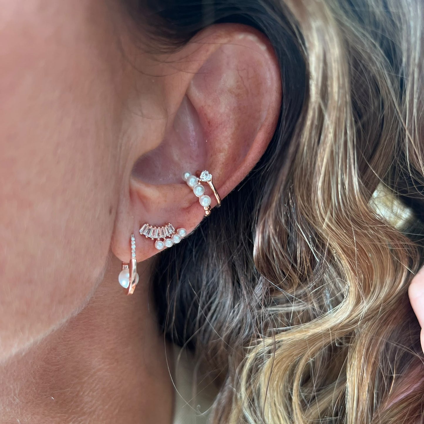 Coppia orecchini ovali con zirconi e perla nell'incavo - Lumiere Bijoux