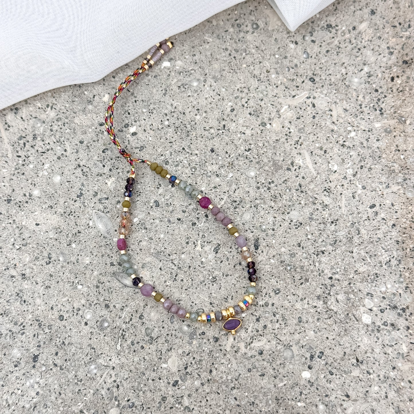 Bracciale regolabile con cordino e pietre semipreziose pendente - Lumiere Bijoux