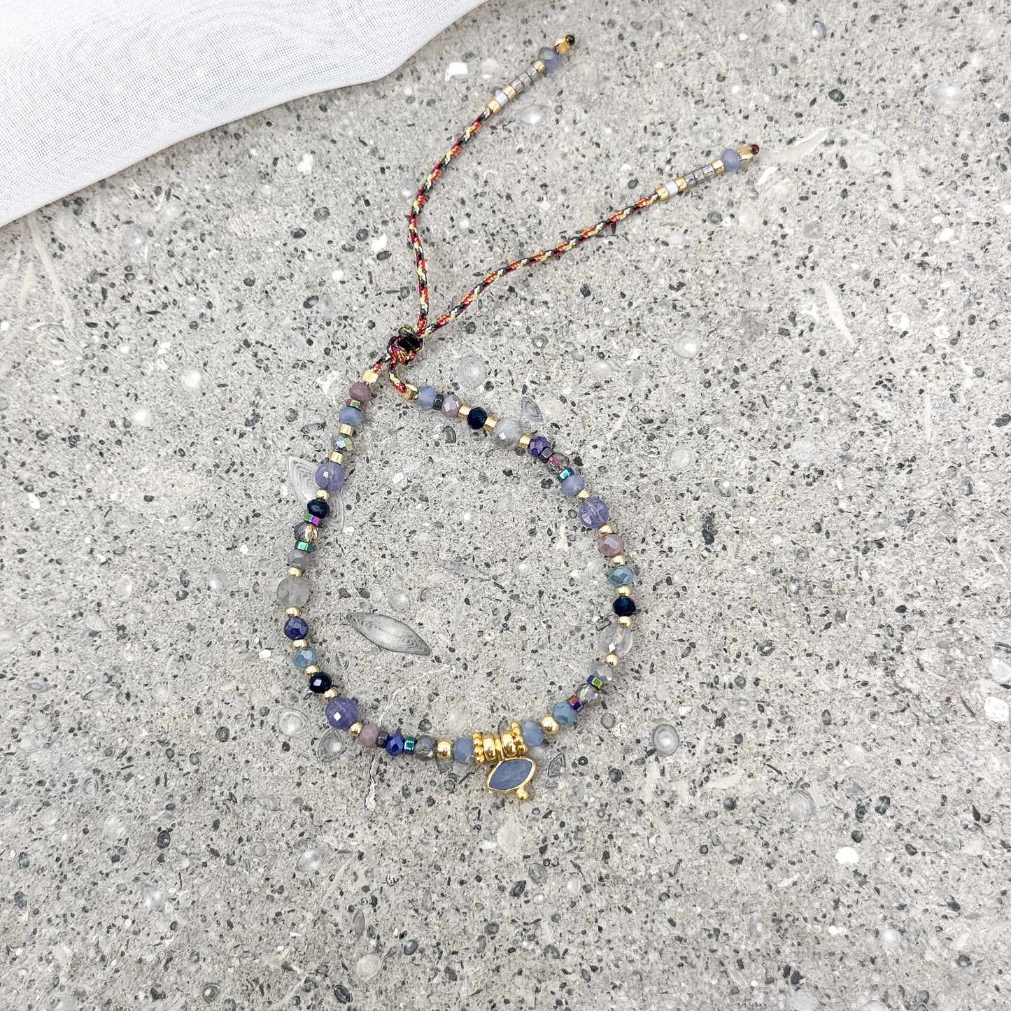 Bracciale regolabile con cordino e pietre semipreziose pendente - Lumiere Bijoux