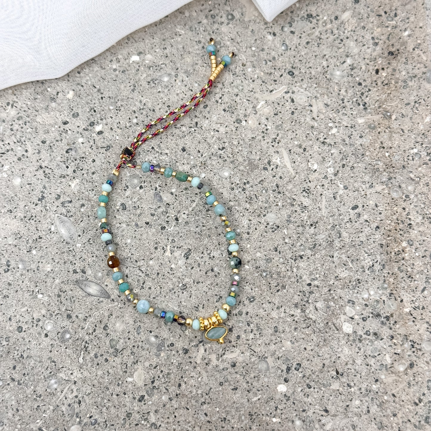 Bracciale regolabile con cordino e pietre semipreziose pendente - Lumiere Bijoux