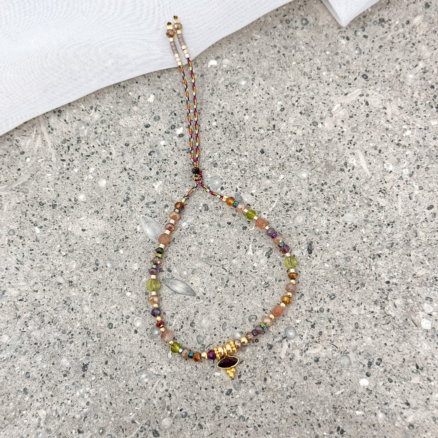 Bracciale regolabile con cordino e pietre semipreziose pendente - Lumiere Bijoux