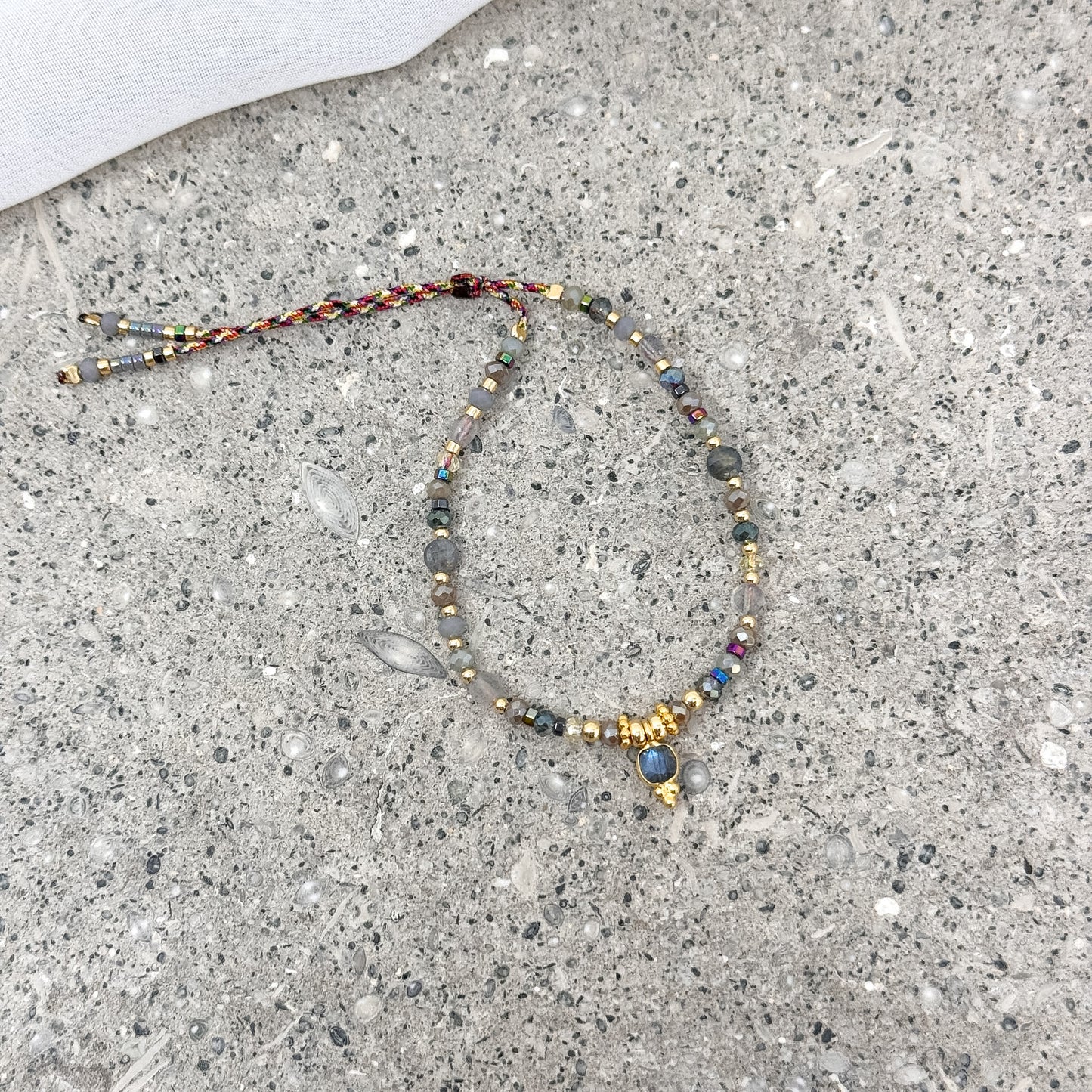 Bracciale regolabile con cordino e pietre semipreziose pendente - Lumiere Bijoux