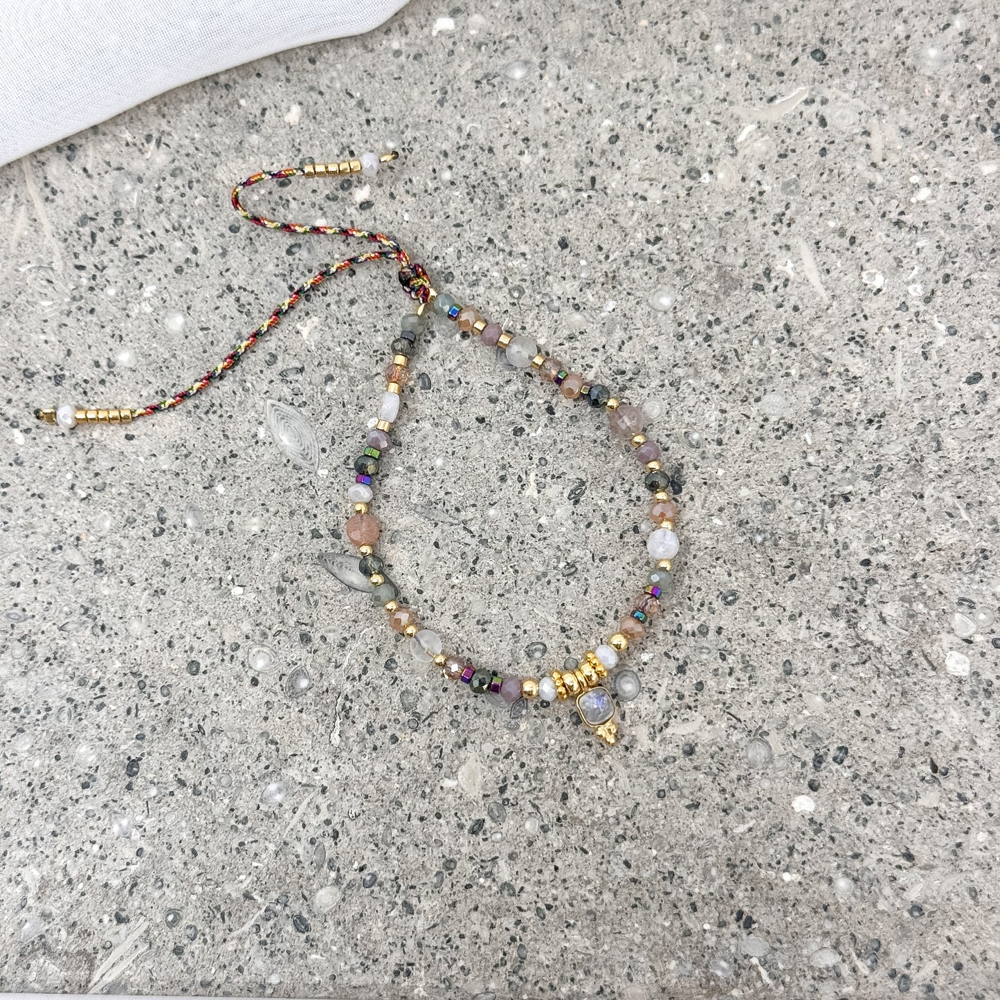 Bracciale regolabile con cordino e pietre semipreziose pendente - Lumiere Bijoux