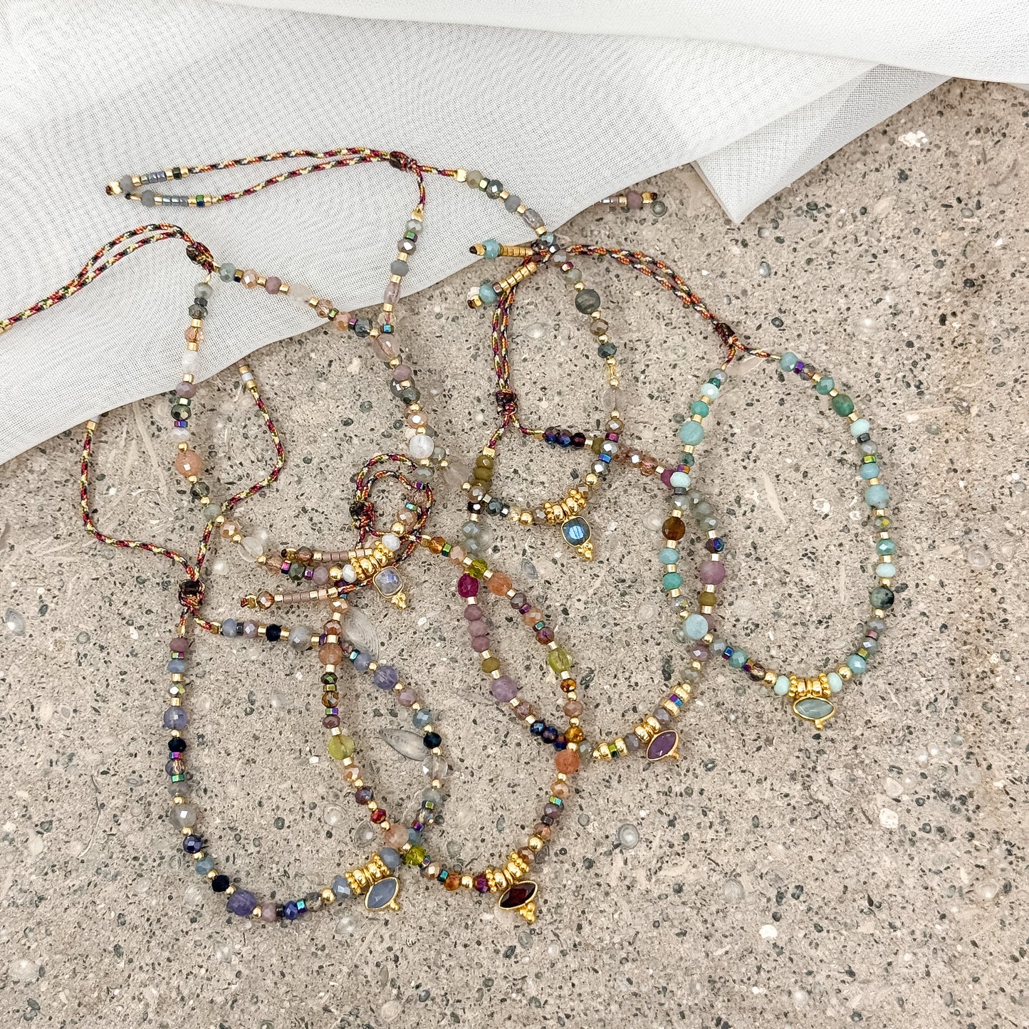 Bracciale regolabile con cordino e pietre semipreziose pendente - Lumiere Bijoux