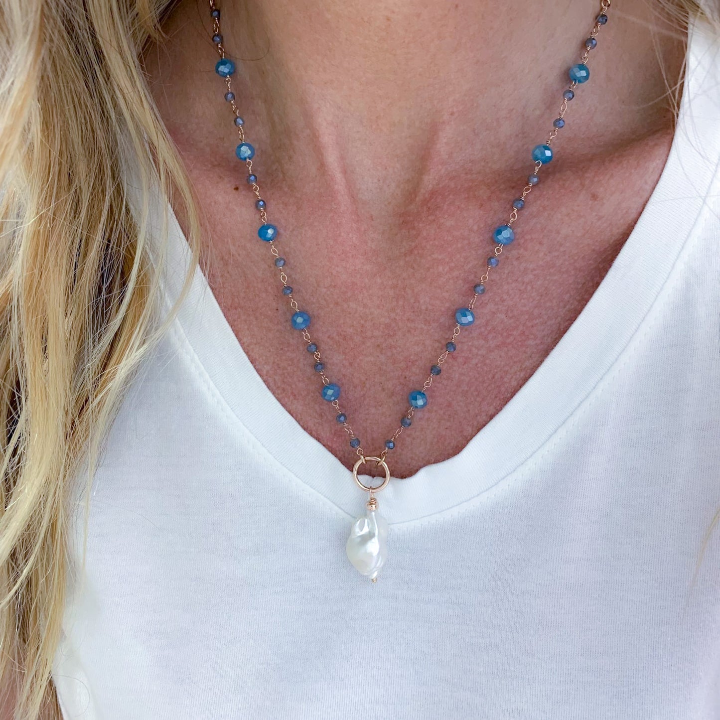 Collana cristalli blu cangiante con maxi perla barocca Summer love