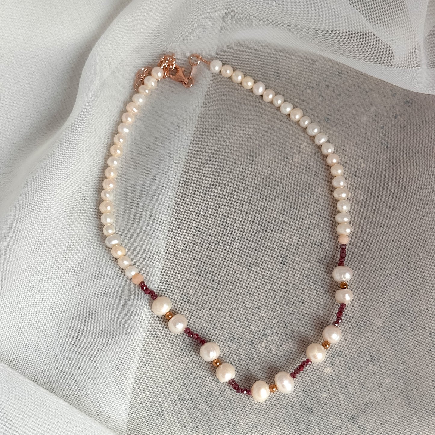 Collana perle tonde bianche e cristalli bordeaux - PU122 - Lumiere Bijoux