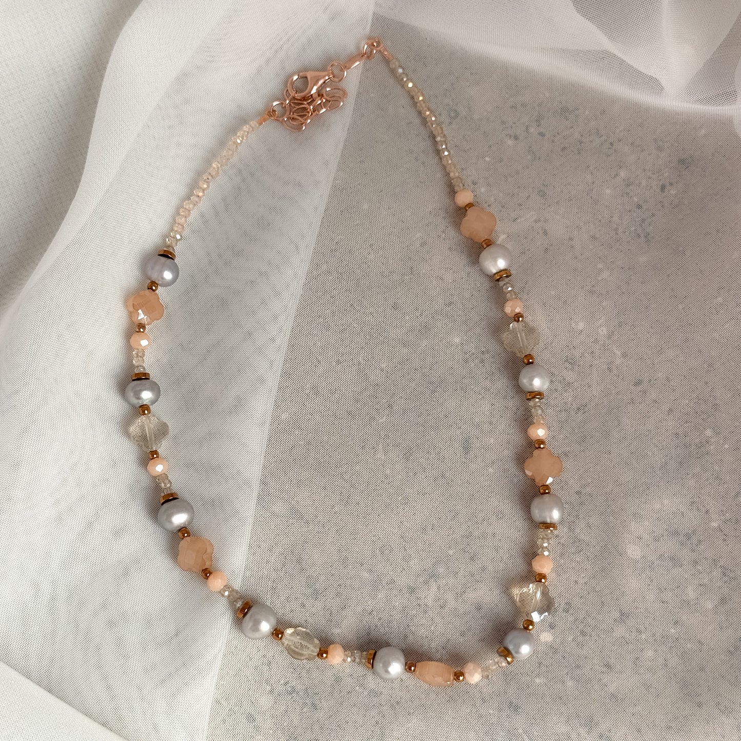 Collana perle tonde grigie e cristalli fiore cipria - PU120 - Lumiere Bijoux