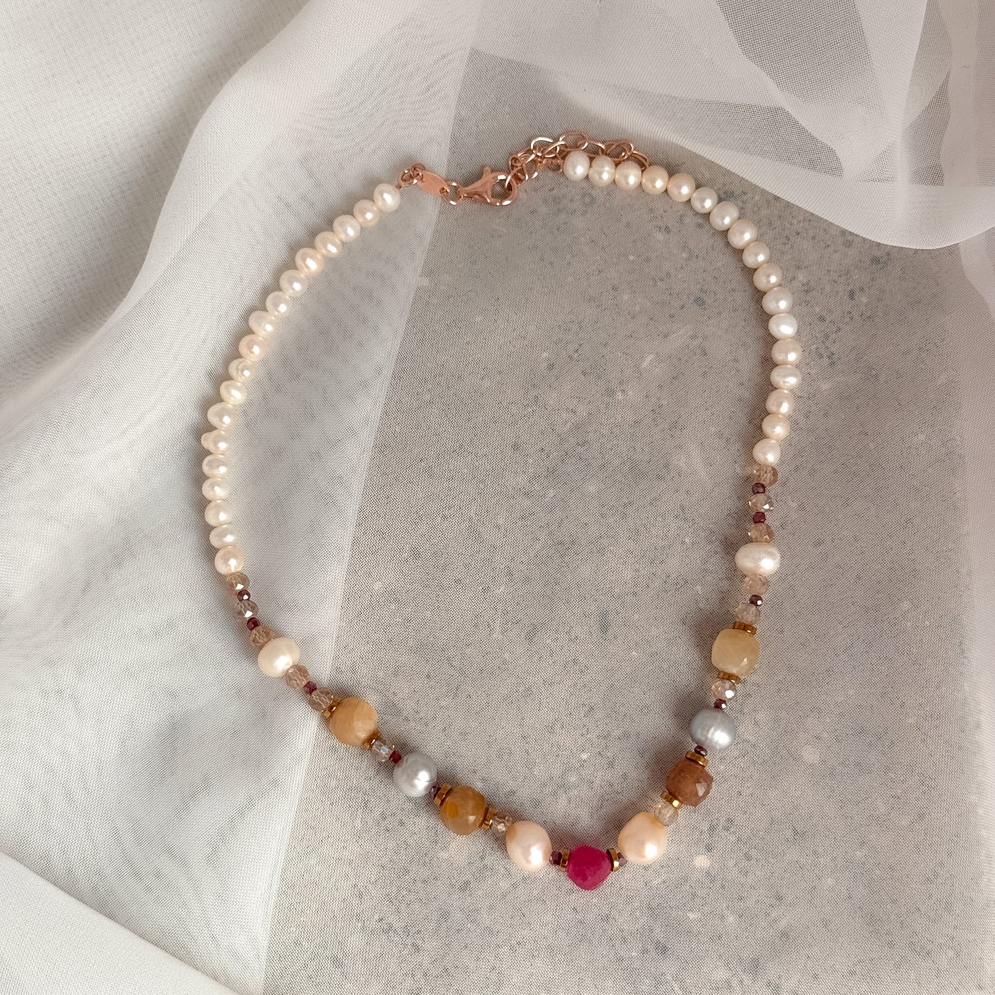 Collana perle tonde grigie e rosa e cristalli cipria e lampone - PU121 - Lumiere Bijoux