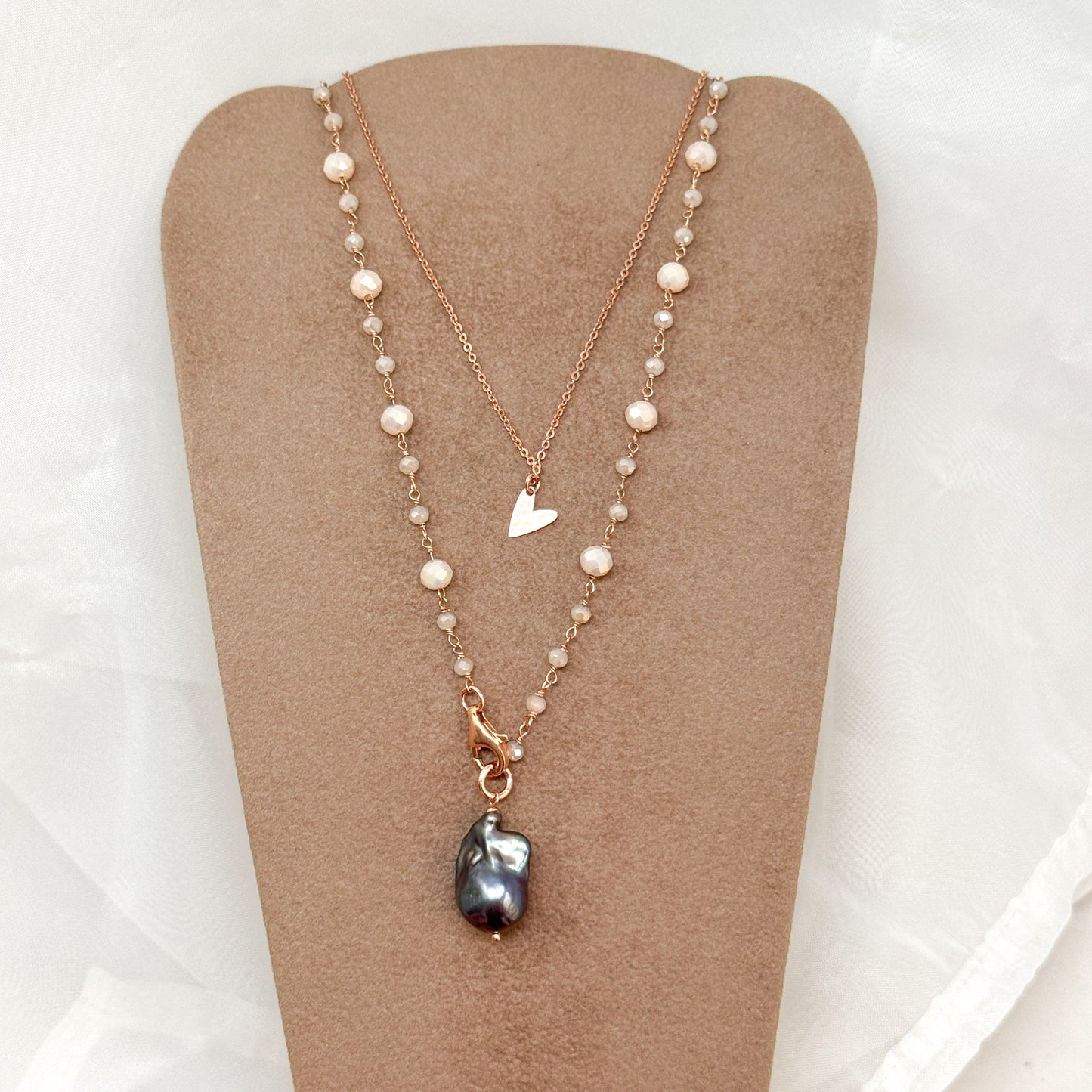 Collana lunga trasformabile cm 75 argento 925 rosè cristalli cipria cangiante con perla barocca nera naturale - Pezzo unico - Lumiere Bijoux