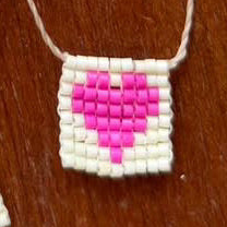 Collana regolabile Formentera con filo di seta e targhetta con cuore in perline rosa - Pezzo unico - Lumiere Bijoux