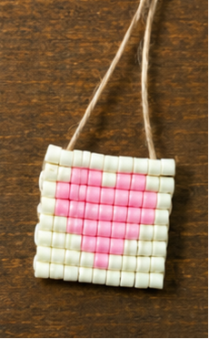 Collana regolabile Formentera con filo di seta e targhetta con cuore in perline rosa - Pezzo unico - Lumiere Bijoux