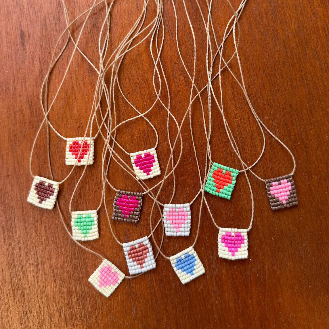 Collana regolabile Formentera con filo di seta e targhetta con cuore in perline rosa - Pezzo unico - Lumiere Bijoux